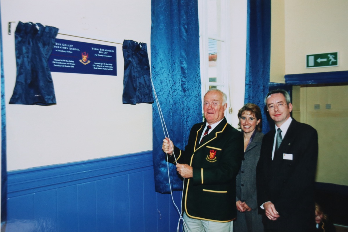 Ian Gollop unveiling the bilingual Gollop Preparatory School plaque on 6 October 2001, with two guests beside him